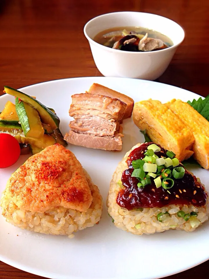 ⭐️たらこマヨ焼きおにぎり ⭐️ネギ味噌焼きおにぎり ⭐️だし巻き卵 ⭐️ラフテー ⭐️やみつき胡瓜 ⭐️けんちん汁|よっちぃさん