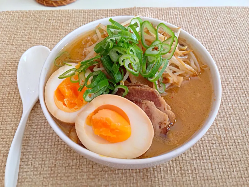 Snapdishの料理写真:味噌ラーメンwithもやし、めんま、チャーシュー、味玉のっけ|にゃろめさん