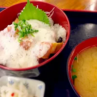 Snapdishの料理写真:山かけとゴロゴロ刺身丼|りぼんさん