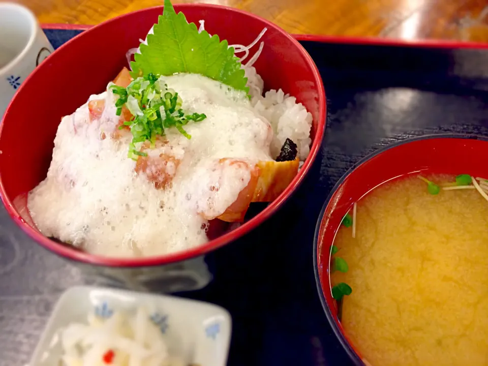 Snapdishの料理写真:山かけとゴロゴロ刺身丼|りぼんさん