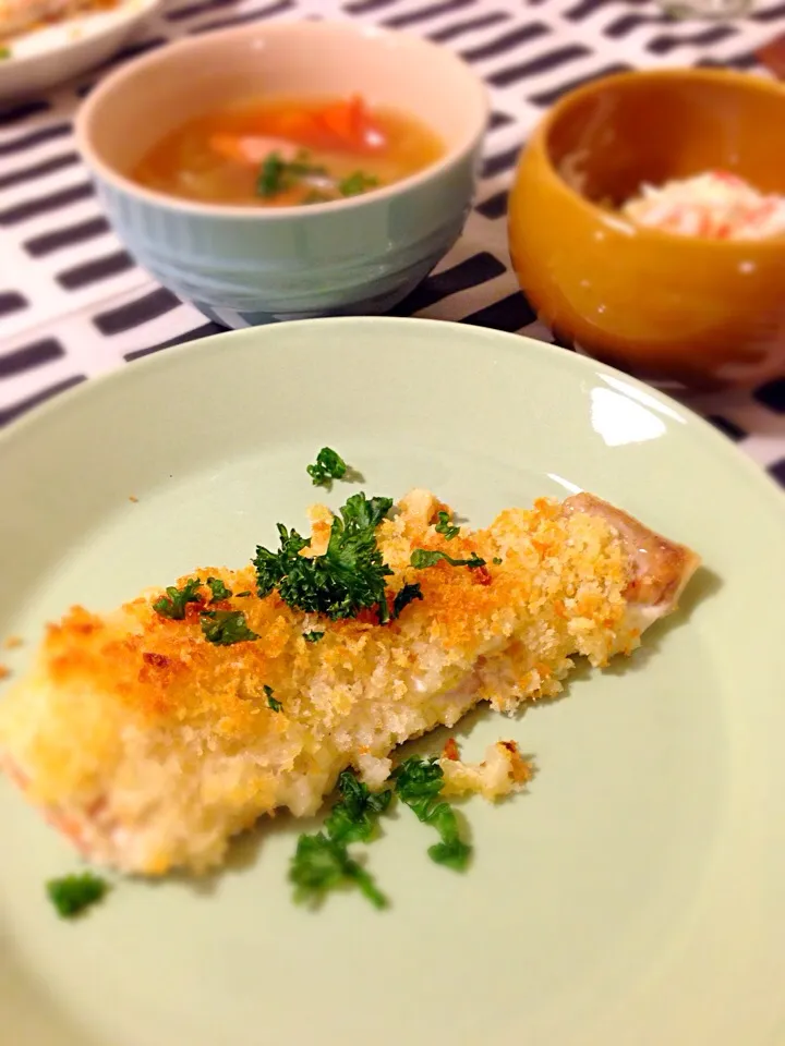 鮭の玉ねぎマヨパン粉焼き🍀カニカマきゃべつサラダ🍀トマトとソーセージのスープ|mochaさん