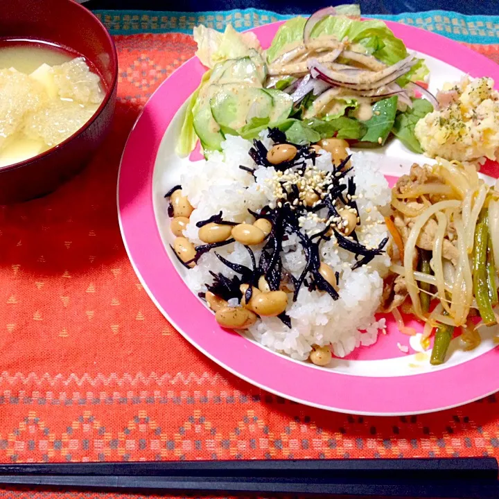 焼肉サラダプレートと豆腐の味噌汁|muchumiさん