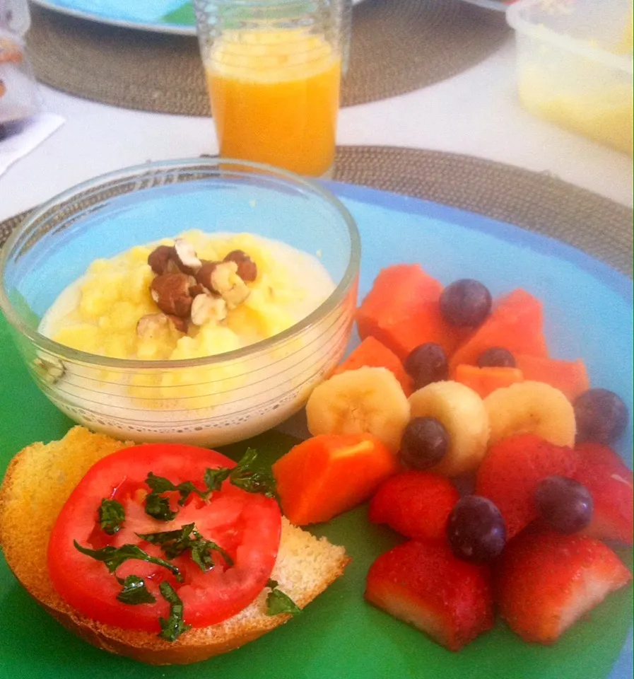 Cornmeal mush with almond milk, agave & hazlenut. Mixed fruit and 1/2 French roll with seasoned tomatoes|victoria valerioさん