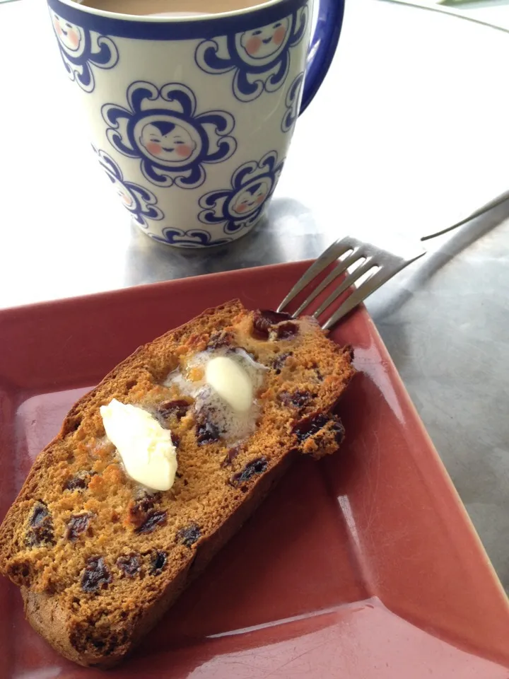 Raisin skillet scone and tea|lauren shannonさん