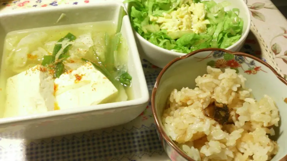 フリーズドライのアナゴの炊き込みご飯とキャベツの湯豆腐(๑'ڡ'๑)୨♡|こやっこさん