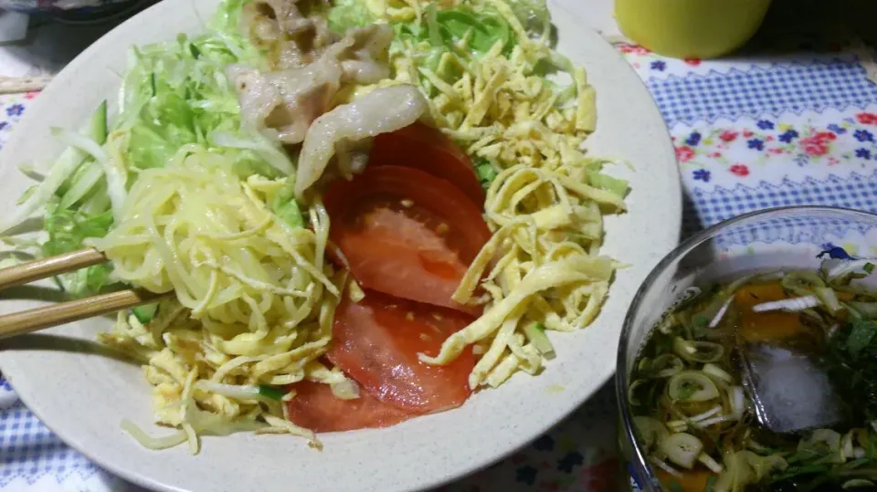 た～っぷり無農薬レタスとトマトのこんにゃく中華麺でかさ増し冷やしつけ麺(≧∇≦)|こやっこさん