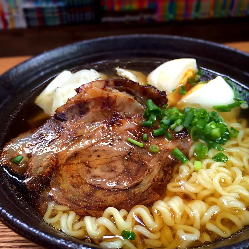 コーズの手作り煮豚で即席なラーメーンもグレードアップする事例🍜ʕ-̼͡-ʔシリーズ・専業スフ的やっつけランチʕ-̼͡-ʔ…って本日まさかの即席ラーメン記念日w…そんなの知らんかったわよʕ-̼͡-ʔ狙ってませんのよʕ-̼͡-ʔ|七海さん