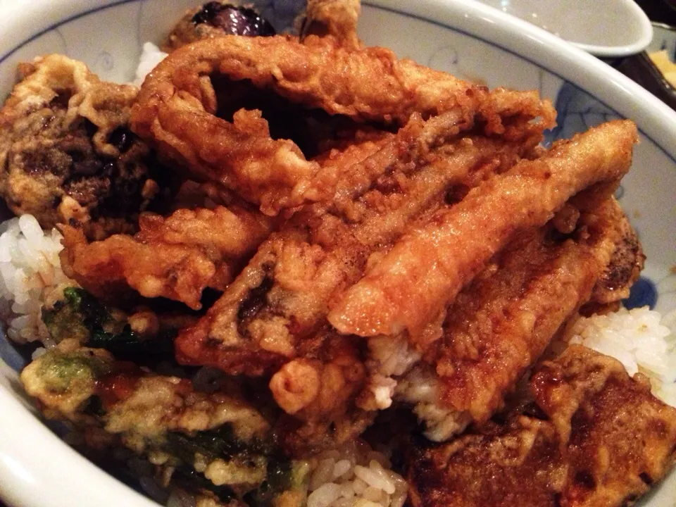 活け〆穴子と野菜の天丼。蓮根の歯ごたえたまらんなぁ。|たけうちさん