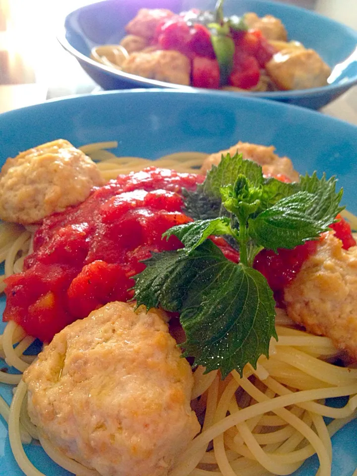 Snapdishの料理写真:お昼パスタはトマトの味噌風味和風パスタ。お豆腐ひき肉ふわふわハンバーグもぴり辛味噌味。|Kumi_loveさん