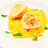 イタリア・パルマの家庭料理 ～エビと香味野菜のチキン包み スパイシーなソース