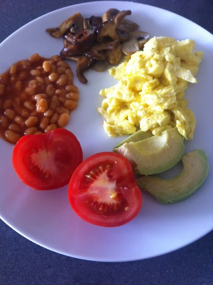 Today's breakfast - baked beans, scrambled eggs, sautéed chestnut and shiitake mushrooms, tomatoes and avacado!  I just love food!|🍓Jolejo🍓さん