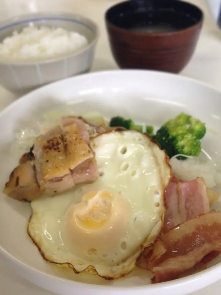 朝ごはん 焼き過ぎ目玉焼き|ぽんたさん