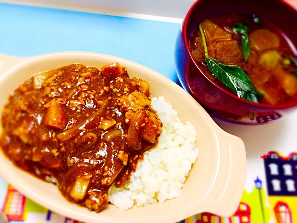 Snapdishの料理写真:ハヤシライス、トイモガラとツル紫とモロヘイヤの赤味噌汁🍛🍴|ちょきさん