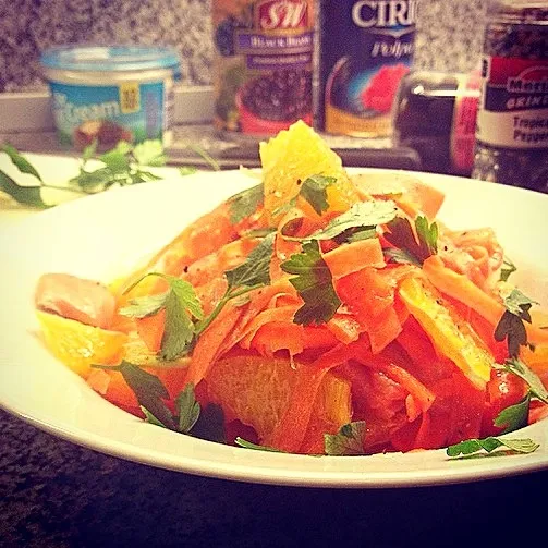 Snapdishの料理写真:Smoked salmon, orange and carrot salad. スモークサーモン、オレンジとニンジンのデリサラダ|Yuka Nakataさん