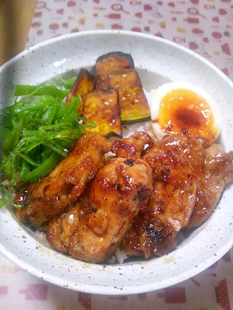 ８月２５日 厚切り豚のしょうが焼き丼 お味噌汁|いもこ。さん