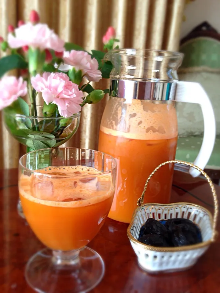 Snapdishの料理写真:Raw carrot juice and prune|sk1610さん