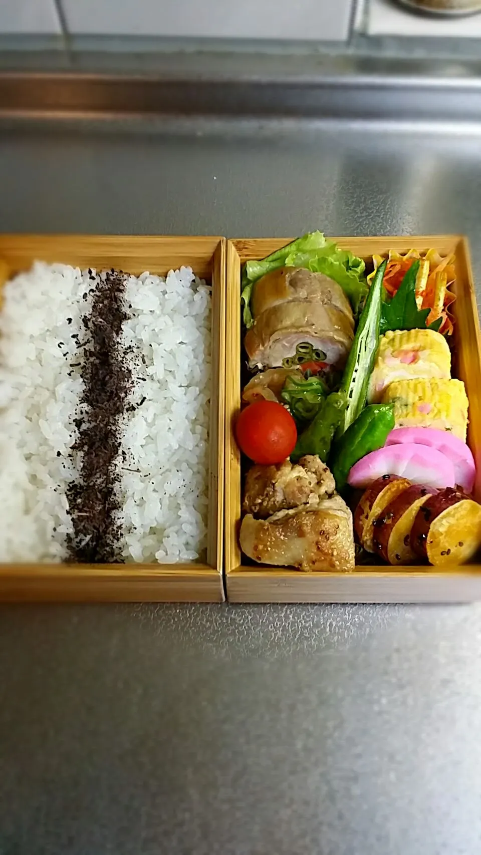 Snapdishの料理写真:《火曜日のお弁当》🍱

・ロールチキン
・蒲鉾ピーマンオクラ入りだし巻き玉子
・クラゲきゅうり和え
・鶏肉ししとうのマスタードソティー
・オイキムチの具
・大学芋

行ってらっしゃ〜い♡|藤田 まり子さん