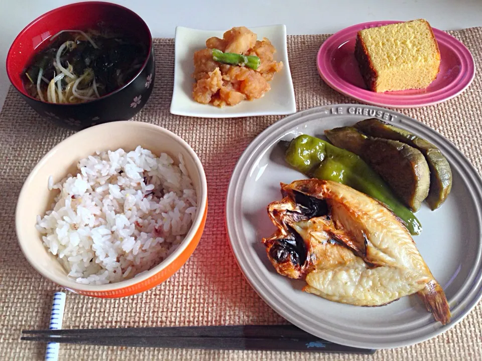 のどぐろ開き 茄子と甘長唐辛子の揚げ出し つぶし芋の煮物 もやしとワカメの味噌汁 カステラ|にゃろめさん