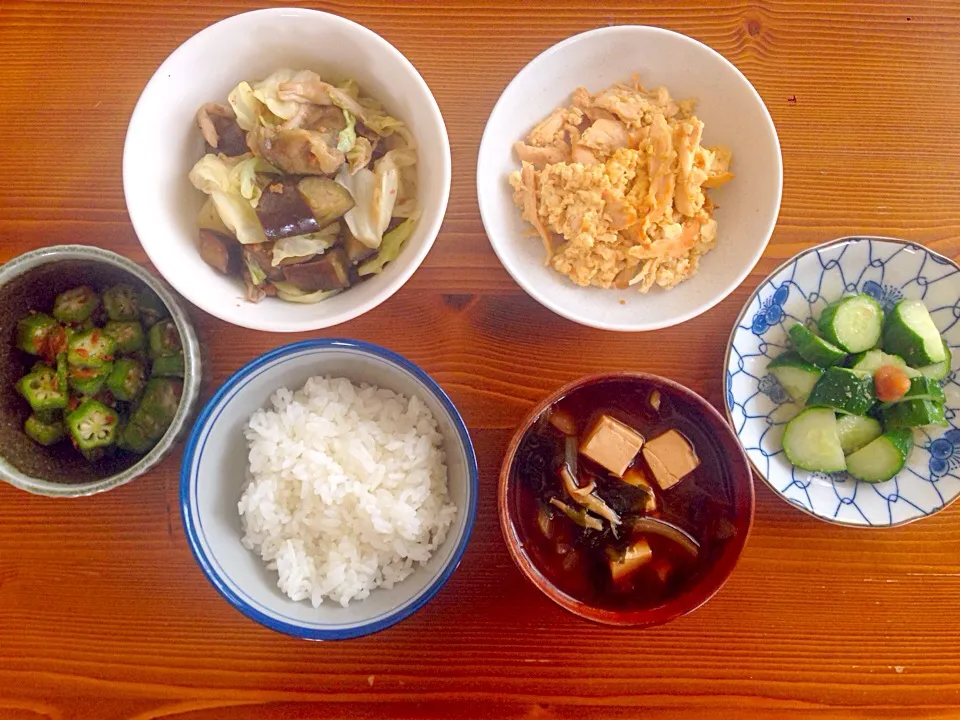 オクラと桜海老佃煮和えサラダ＆野菜味噌炒め＆ササミと炒り豆腐カレー風味＆梅きゅうり＆味噌汁💓|あゆかさん