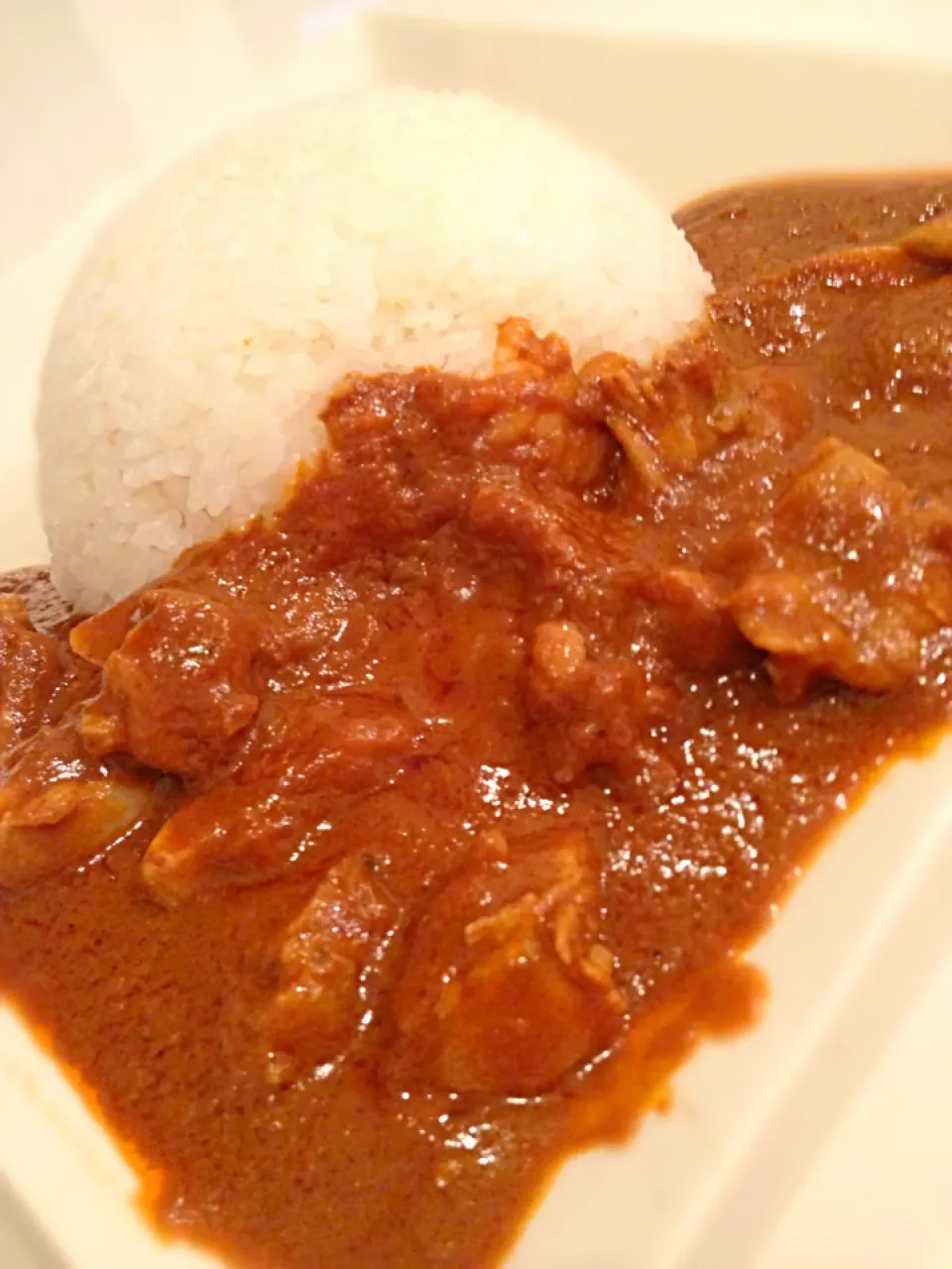 チキンバターカレーを作ってみたよ！チキンは皮目をパリッと焼いてから入れてみました。|Tomyさん