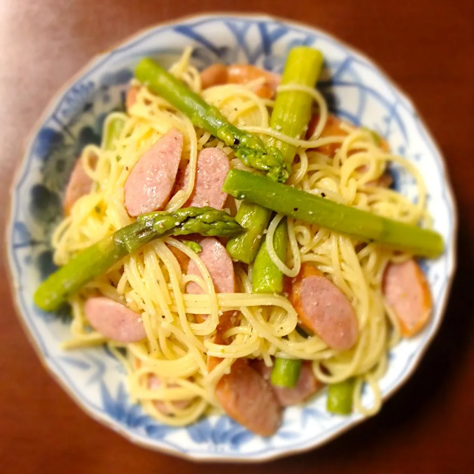 Snapdishの料理写真:Asparagus and sausage garlic pasta アスパラ、ソーセージとガーリックのパスタ|Mama Kathi Dinerさん