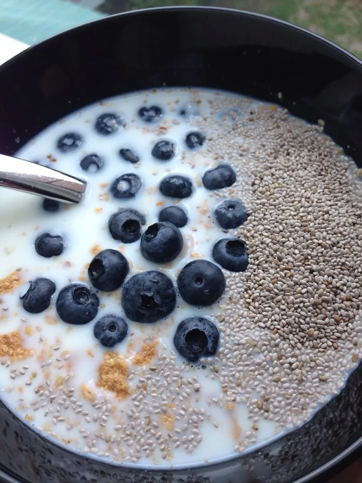 Post banana nut crunch with blueberries and chai seeds.|definitelyjoannaさん