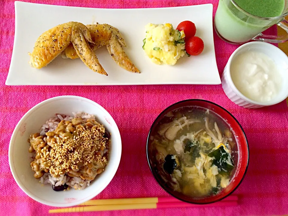 あさごはん(手羽先焼いたの、ポテサラ、舞茸たまごのチキンスープ、納豆ご飯、青汁、ヨーグルト)|ゆにょさん