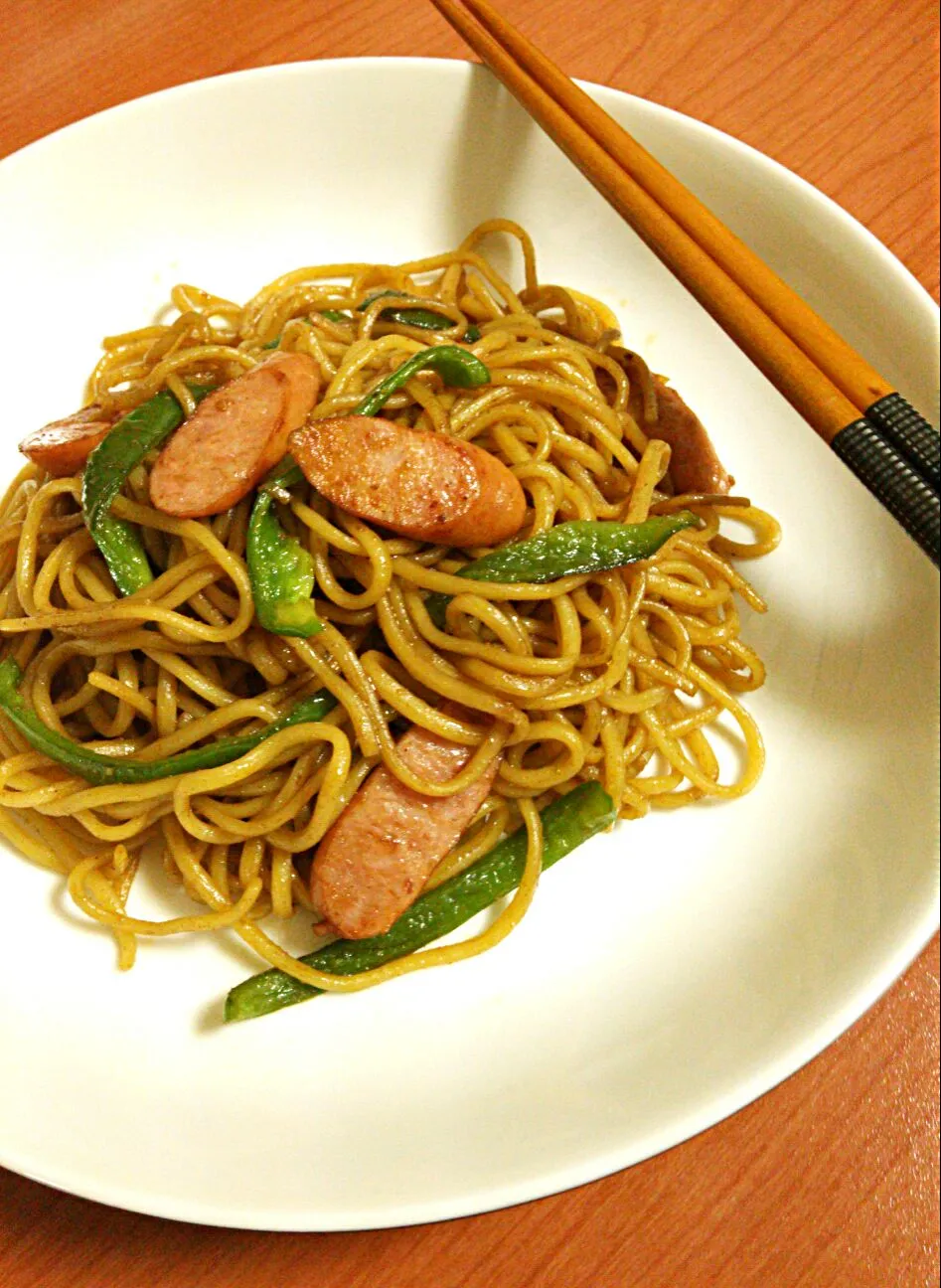 ウインナーとピーマンのカレー焼きそば|コンタさん