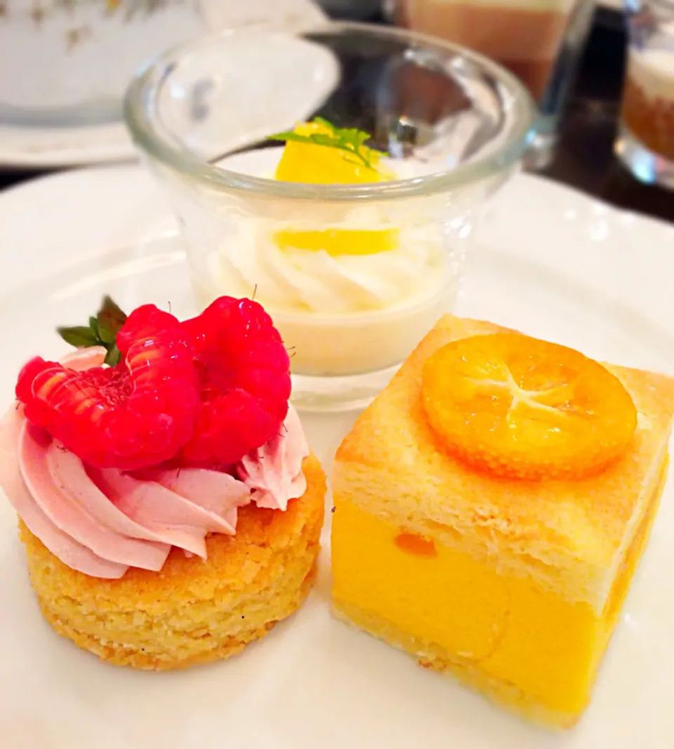 Desserts. English high tea@L'espresso, Goodwood Park Hotel.|coxiella24さん