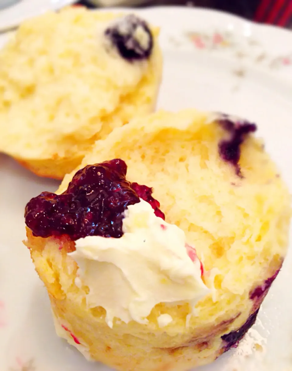 Blueberry scone with jam, clotted cream. English high tea@L'espresso, Goodwood Park Hotel.|coxiella24さん