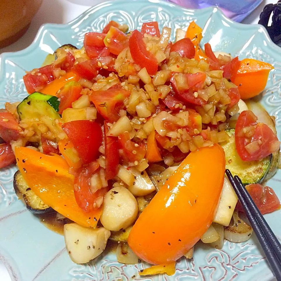 今日は焼いたお野菜とキノコにトマトナムルをのせたー٩( ᐛ )و|シムチエさん