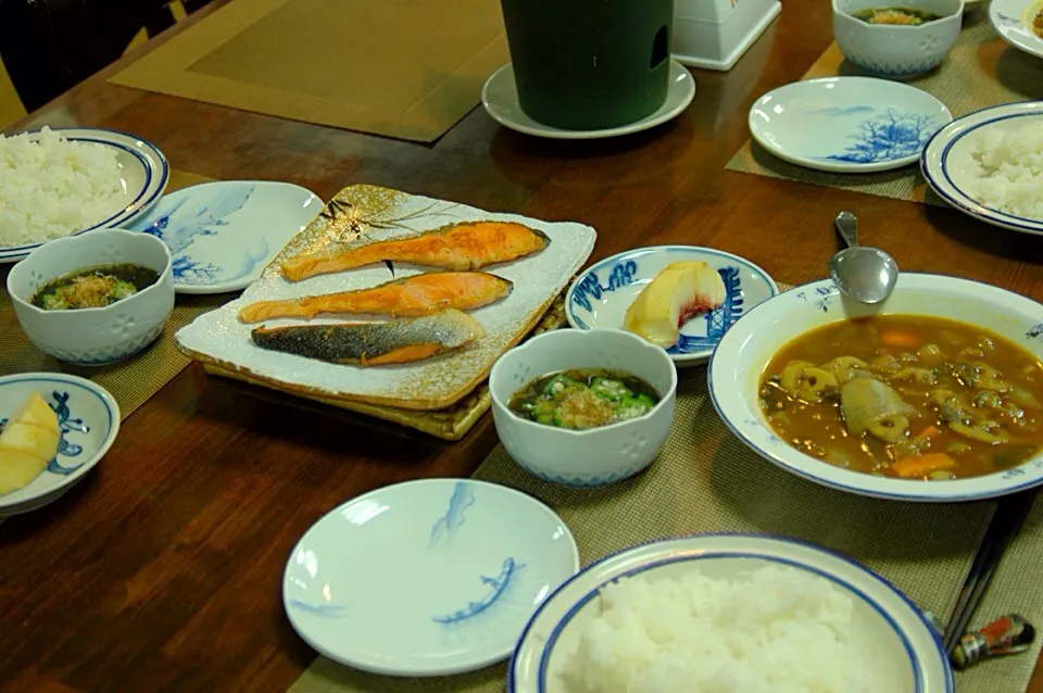 今日の晩ご飯

鮭をプライパンでオリーブオイル焼き、こちらが網より焼きやすい。

オクラ入りもずく酢、身体にいいような気がする。

カレーはタマネギ、レンコン、ブロッコリ、野沢菜、人参の野菜カレー
モモが少し。|Keisei Chouさん