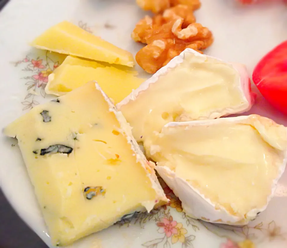 Cheeses- hard, brie, Camembert, blue. English high tea@L'espresso, Goodwood Park Hotel.|coxiella24さん