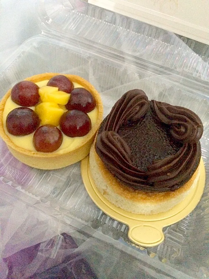 Snapdishの料理写真:Seasonal fruit tart and Heavenly chocolate|diniarishaさん