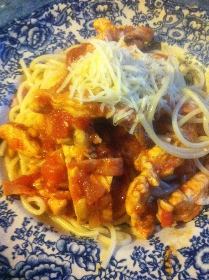 Spaghettis au poulet sauce tomates au basilic, pignons de pin et bacon|PHILIPPEさん