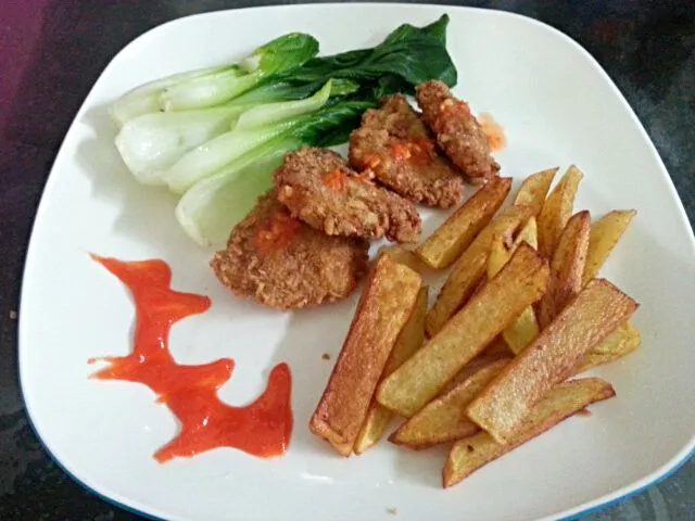 Fried chicken fillet coated with ebi crunch with chips and boiled bok coy|MollyGeeさん