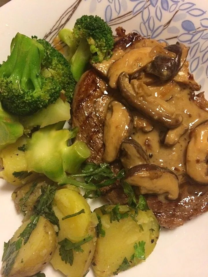 Ribeye with mushroom sauce, blanched broccoli tossed in hyuganatsu onion dressing and warm coriander potatoes|Ong Sor Fernさん