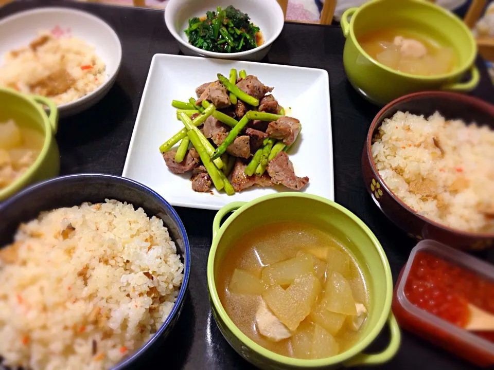 今日の晩ご飯は、いなりちらし、冬瓜と鶏肉の炊いたん、豚肉とアスパラガスの黒胡椒レモンソテー、ほうれん草の梅おひたし、いくらの醤油漬け。|ゆえさん