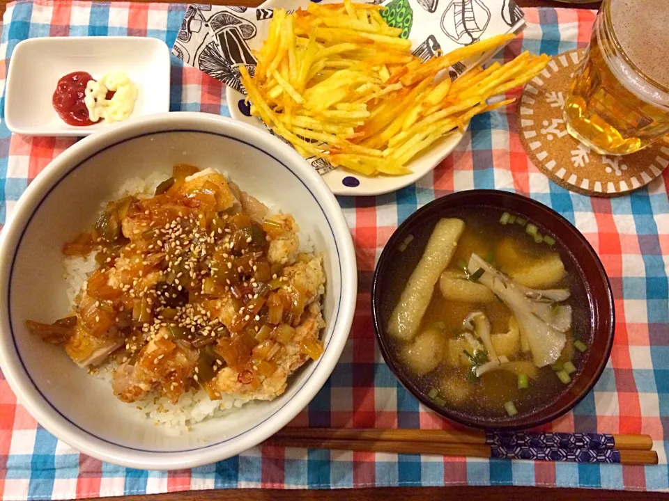 鶏もも肉のピリ辛丼ネギソース 油揚げと舞茸のお味噌汁 パリパリポテト|haseseさん