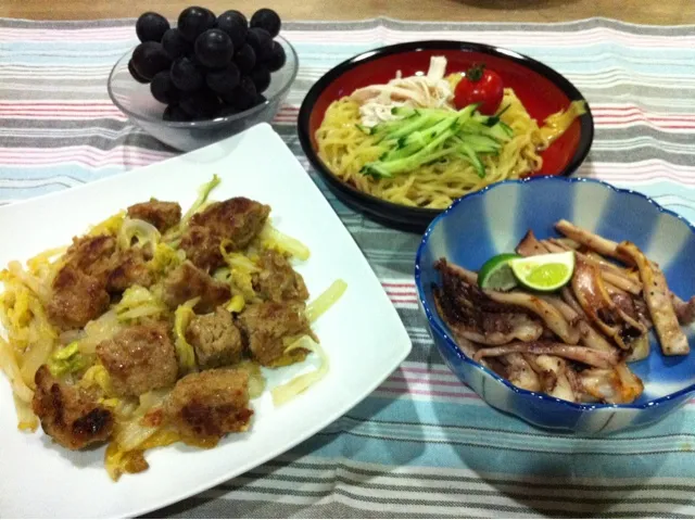 豚ハンバーグ白菜炒め物・冷やし中華・イカおつまみ焼き・ぶどう|まーままさん