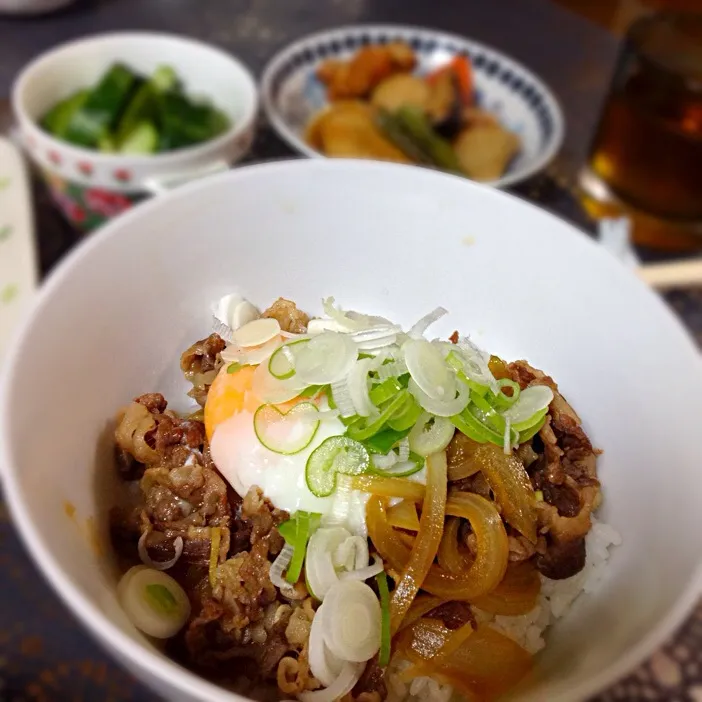 Snapdishの料理写真:吉野家風牛丼、煮物、うり漬物、おみそ汁|tel meさん