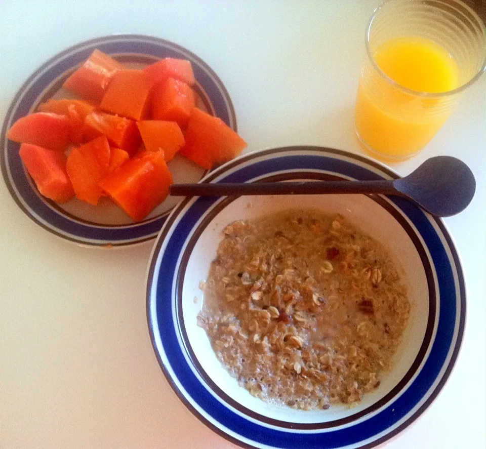 Maple sugar and pecan oatmeal with papaya and a glass of fresh squeezed orange juice|victoria valerioさん