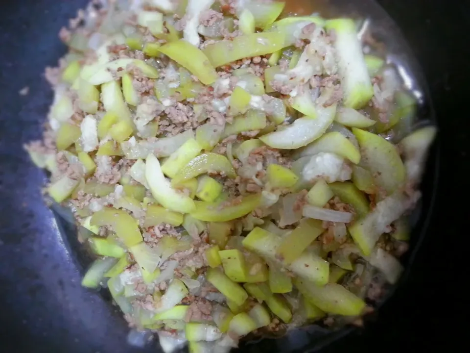 traditional filipino foods ginisang Upo with giniling na baboy.|Vanz Gadierさん