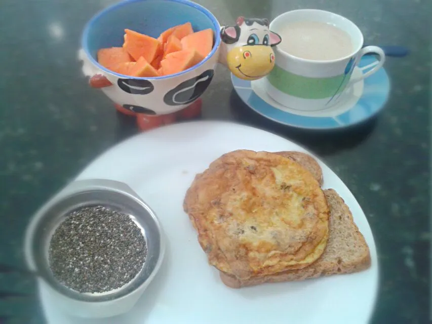 Snapdishの料理写真:20/08/2014 - desjejum

pão integral + omelete com orégano + mamão + chia + leite desnatado com café|Gabriela Baptistaさん