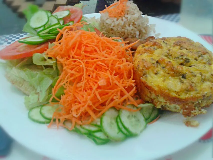 Snapdishの料理写真:21/08/2014 - almoço

muffin salgado de frango e ricota + arroz integral + feijão carioquinha + alface americana + tomate + pepino japonês + cenoura ralada|Gabriela Baptistaさん