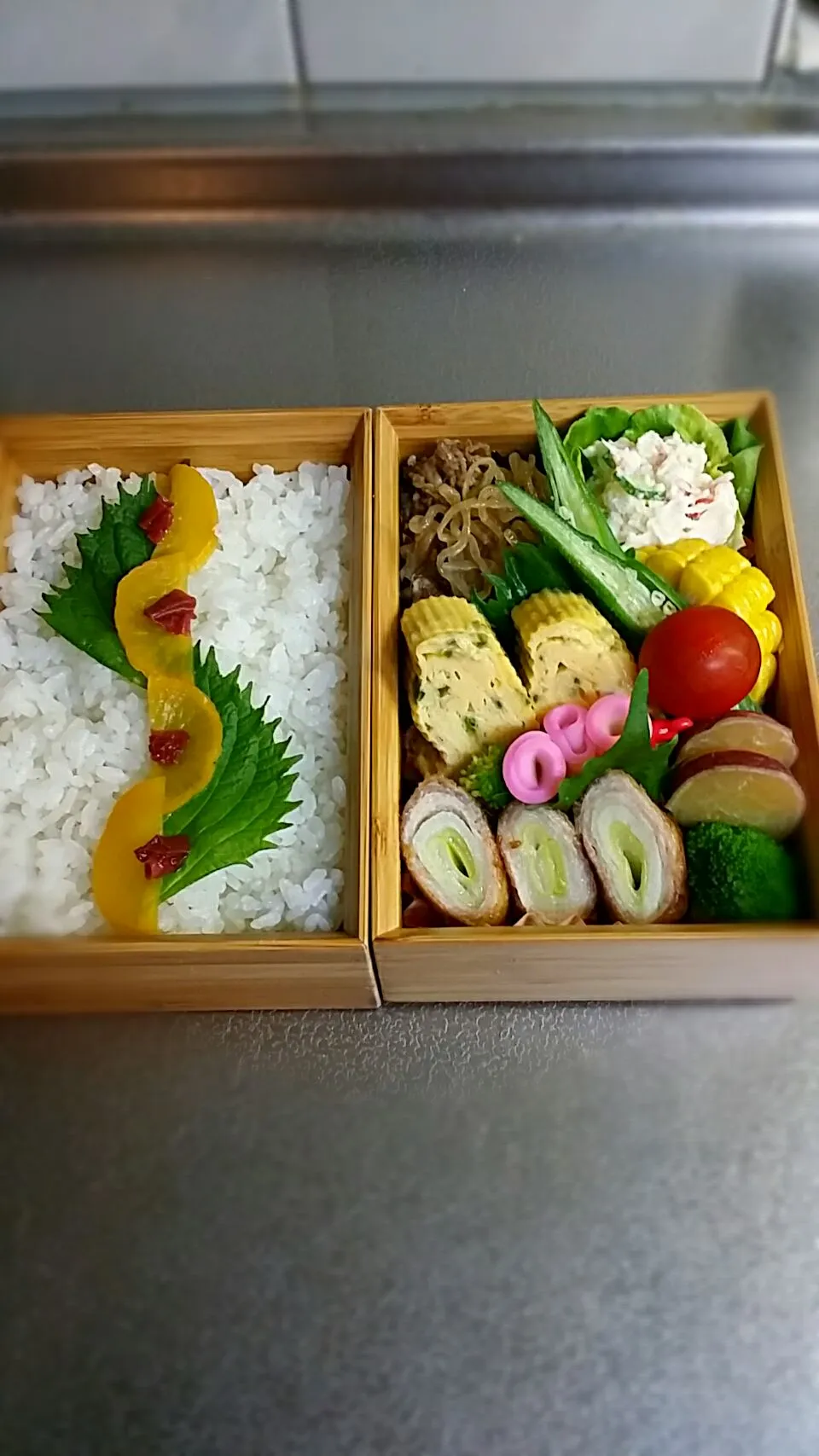 《水曜日のお弁当》🍱

・牛肉糸こんにゃくの時雨煮
・ポテトサラダ
・太ネギ豚肉巻き（自家製タレ）
・ピーマン入りだし巻き玉子
・ピクニックコーン
・さつま芋の塩レモン煮

行ってらっしゃ〜い♡|藤田 まり子さん