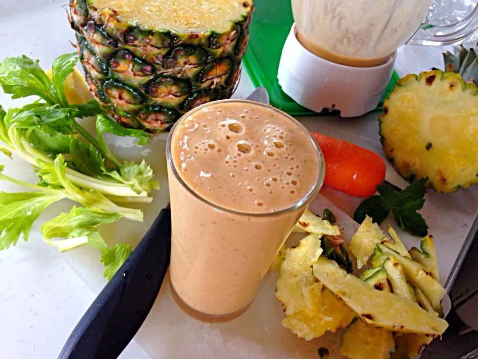 Pineapple smoothie (Pineapple banana carrot  celery mint)|viviさん