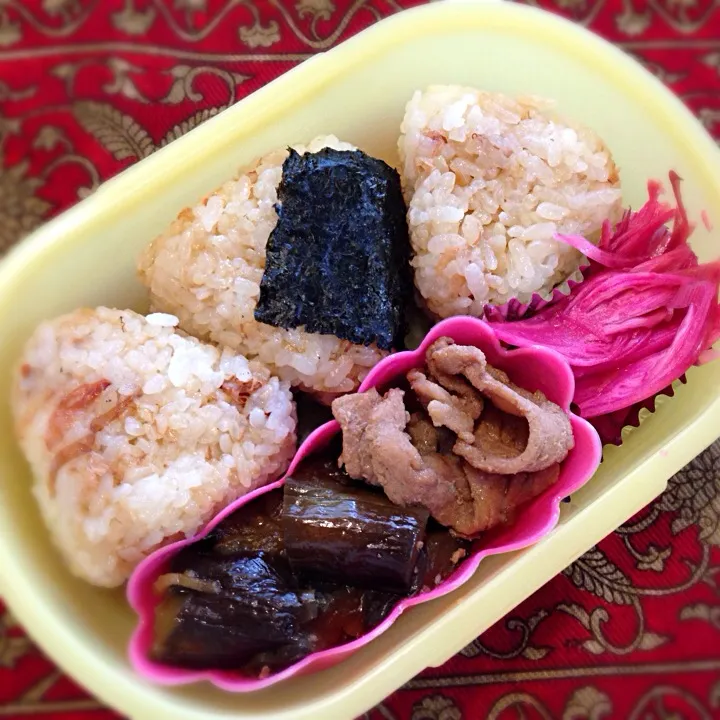 Snapdishの料理写真:オリーブとおかかのおむすび🍙と茄子と豚の生姜煮弁当|もえさん