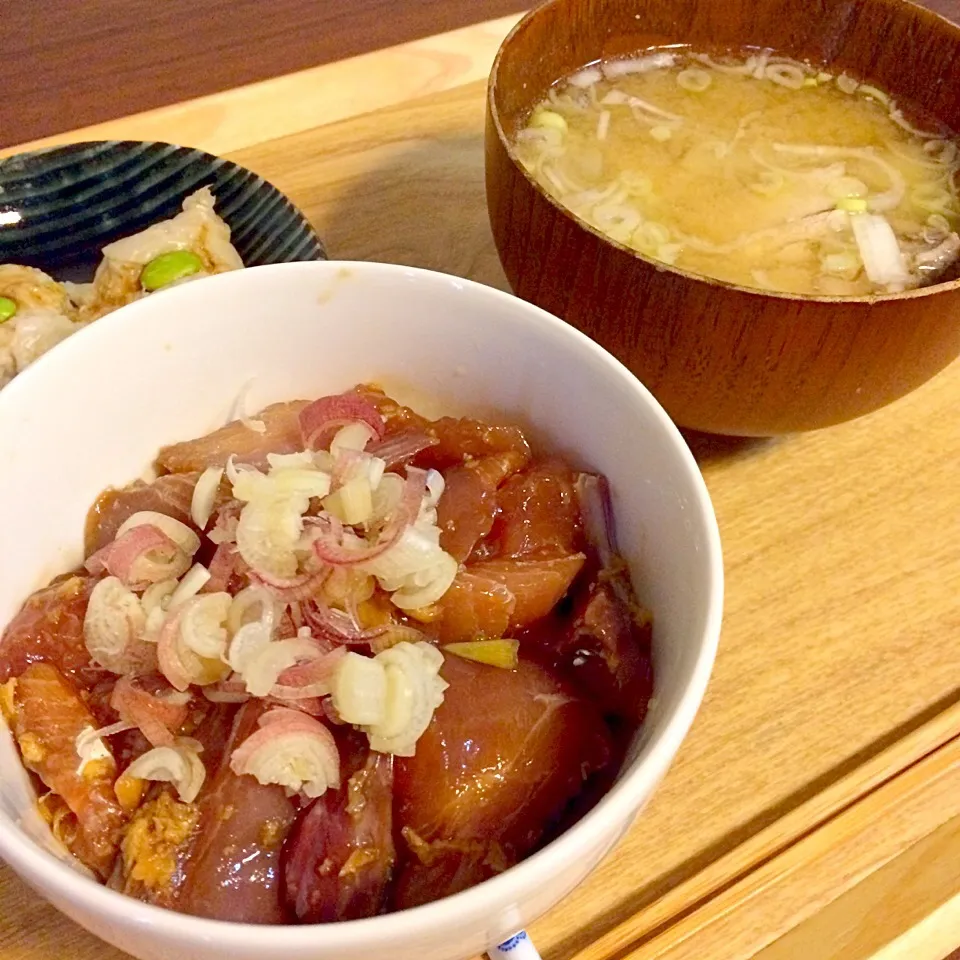 朝ごはん。釣りたてワラサの漬け丼とワラサのお出しで大根のお味噌汁、レンコンシュウマイ枝豆トッピング。|yukko7740さん