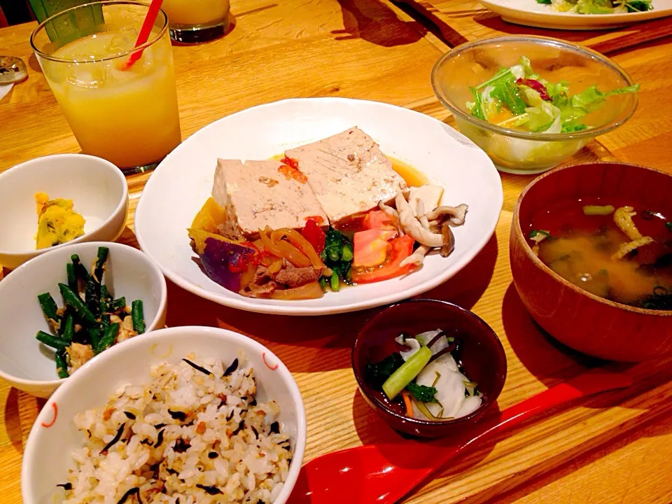 沖縄島豆腐と野菜のトマトすき煮・小鉢・ひじきご飯・味噌汁・りんごジュース|がぁがさん